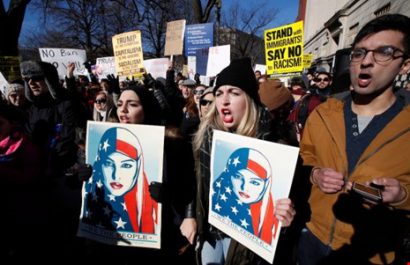  Người biểu tình phản đối sắc lệnh cấm người nhập cư từ bảy nước Hồi giáo ở Washington ngày 4-2. Ảnh: AP