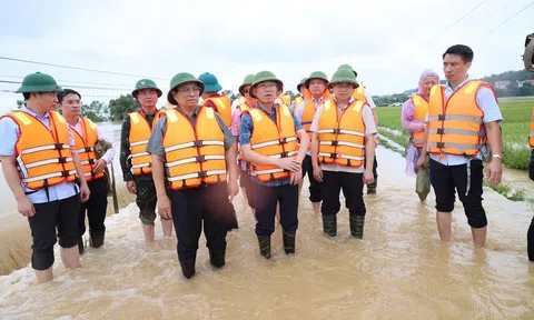 Thủ tướng chỉ đạo bảo đảm an toàn đê điều, hồ đập; triển khai phương tiện, kể cả trực thăng, hỗ trợ người dân