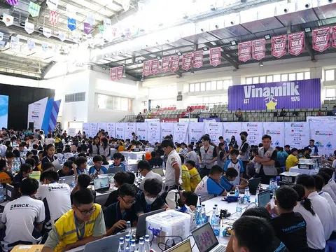 Các thí sinh Robotacon Wro 2024 cùng Vinamilk trở thành “đồng minh Trái đất”