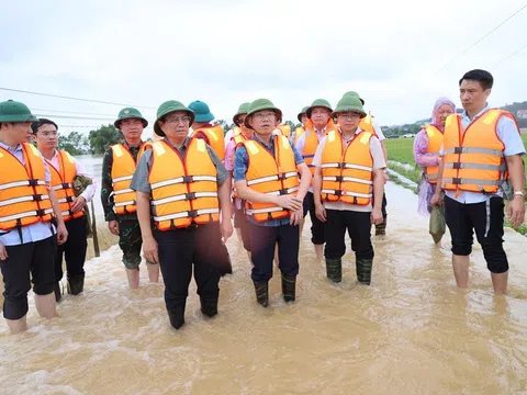 Thủ tướng chỉ đạo bảo đảm an toàn đê điều, hồ đập; triển khai phương tiện, kể cả trực thăng, hỗ trợ người dân